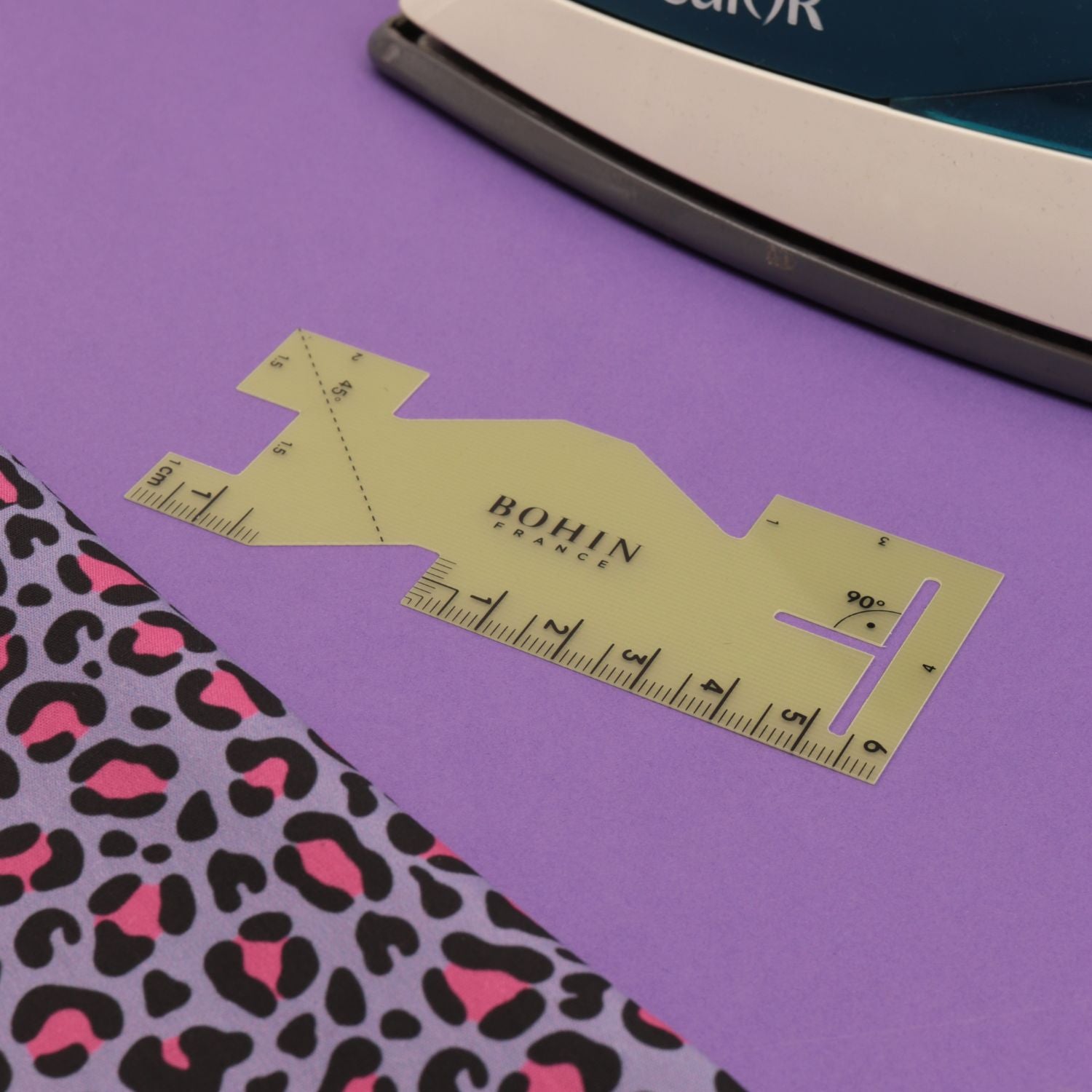 Heat-resistant hemming ruler