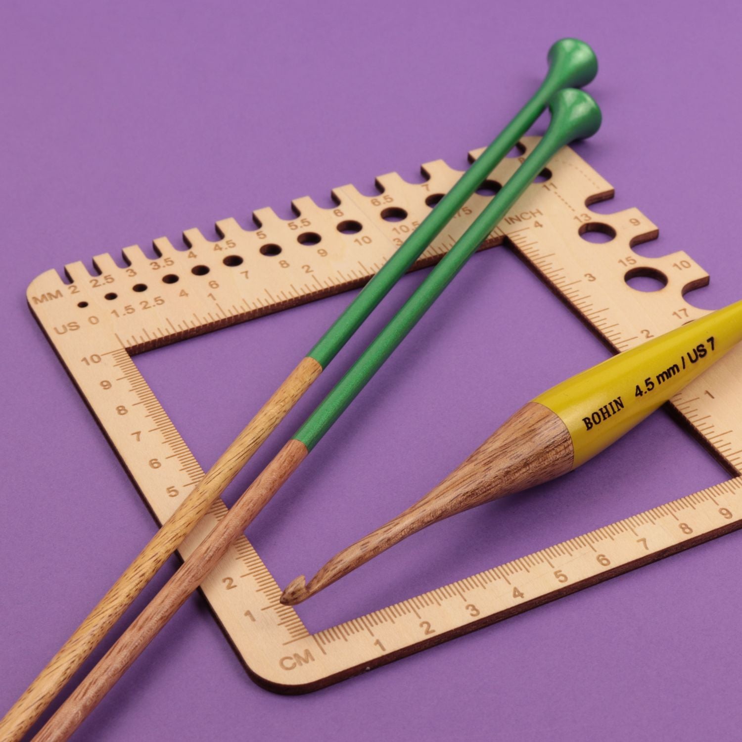 Règle à échantillons et jauge pour crochets et aiguilles à tricoter