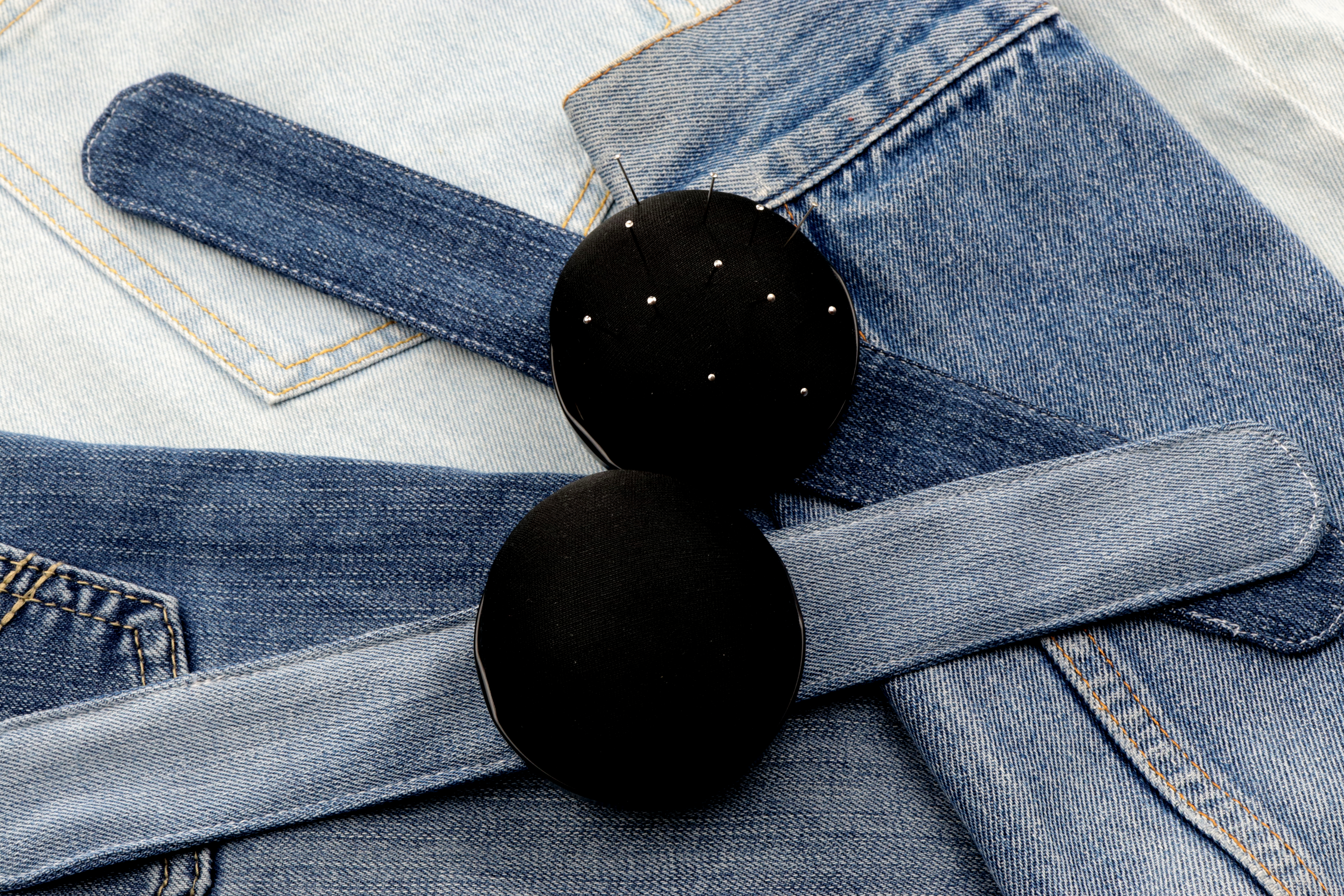 Bracelet porte épingles noir ajustable en jeans upcyclé