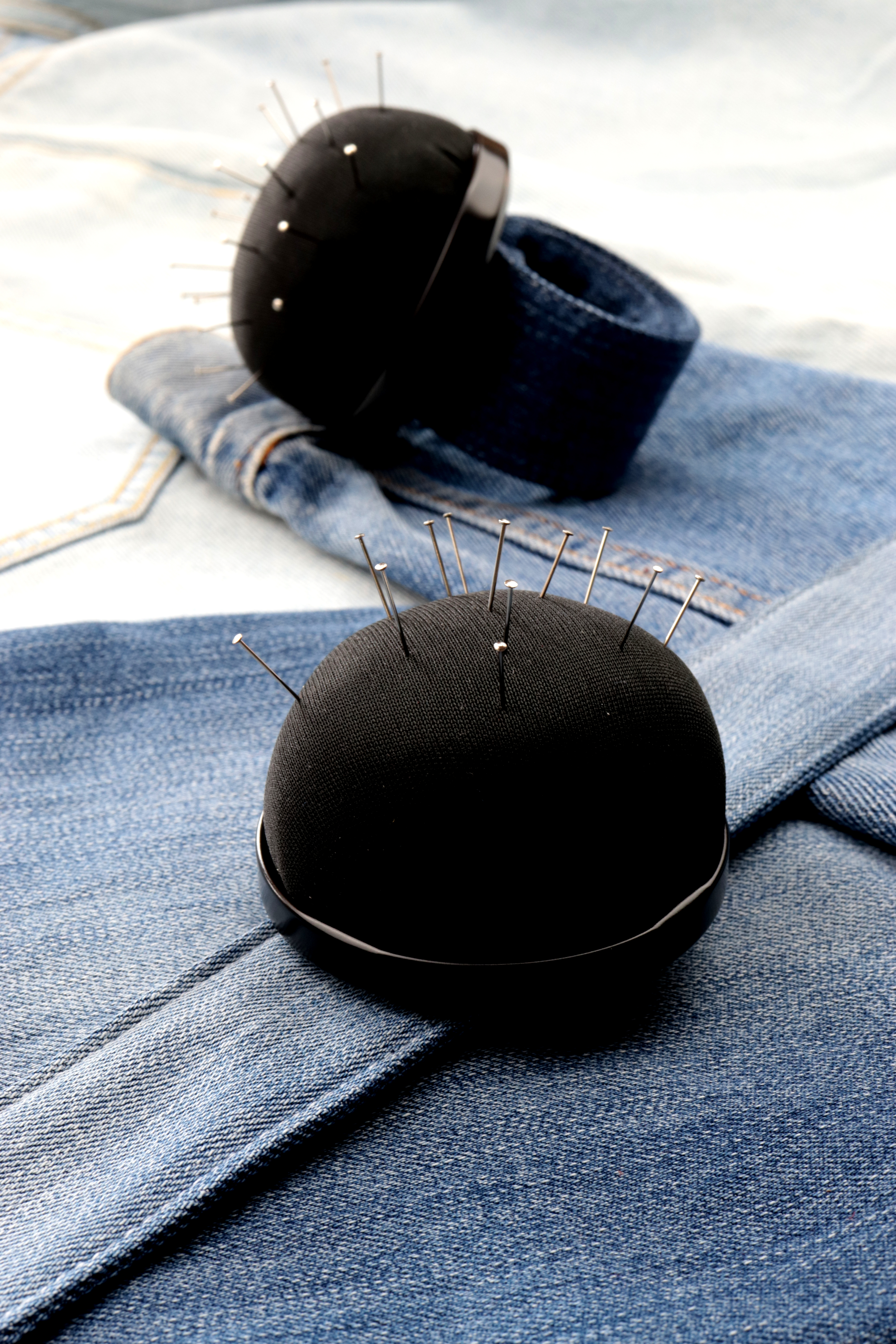 Bracelet porte épingles noir ajustable en jeans upcyclé