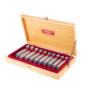 Assortiment de dés à coudre dans son coffret en bois